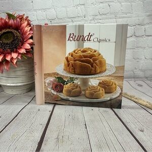 2003 nordic ware Bundt Classics Cookbook homemade homestead entertaining hosting